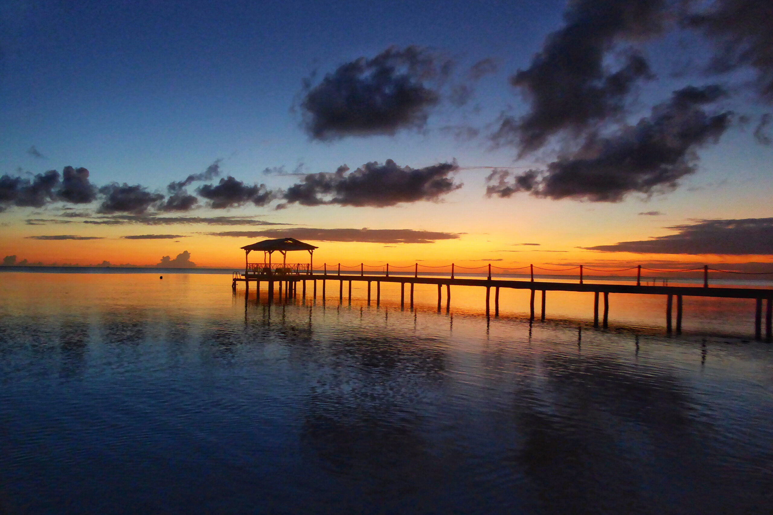 Coucher de soleil sur un ponton sur l'île de Fakarava, Polynésie