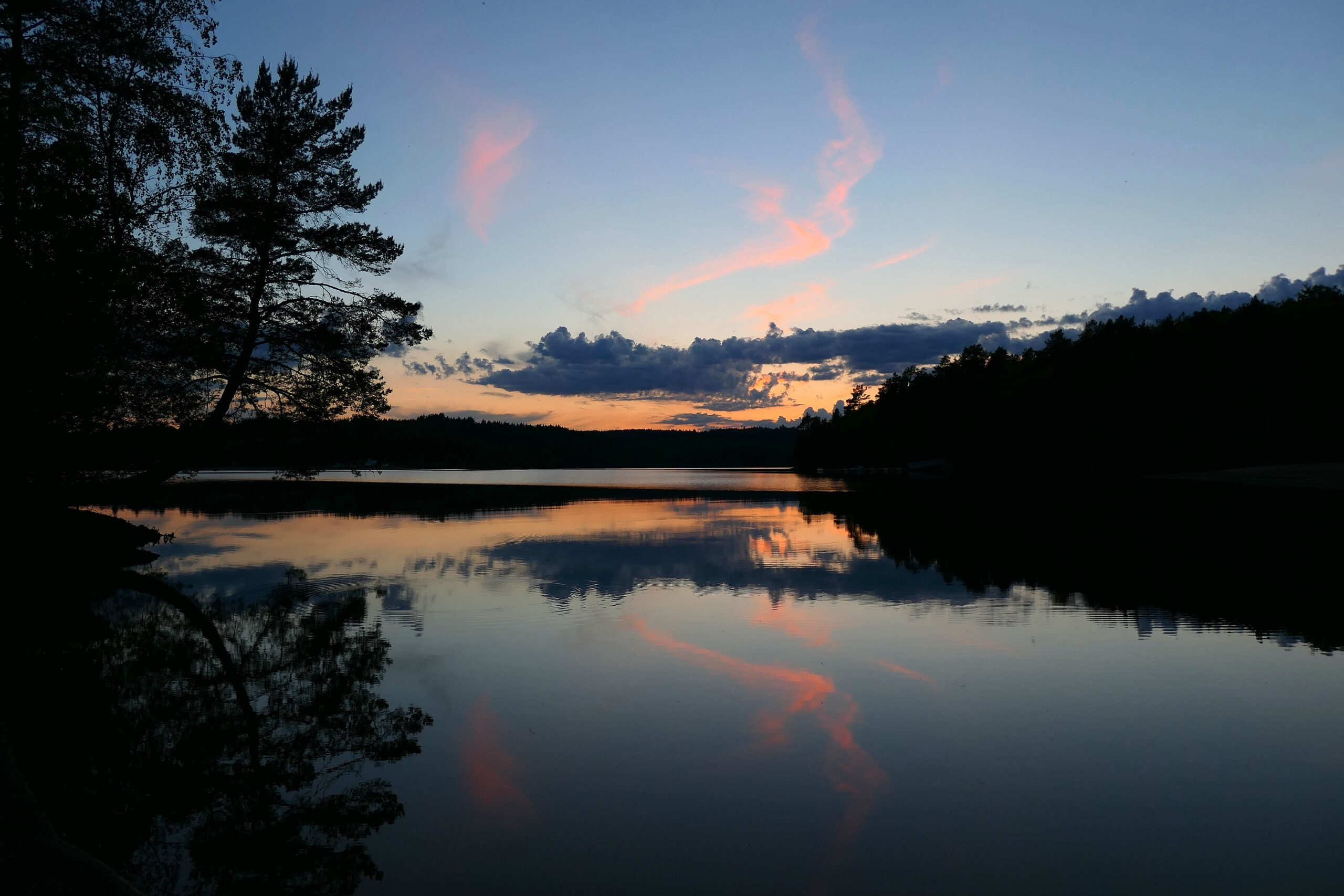 Coucher de soleil sur un lac lors d'un bivouac sur le trek de l'Itinérêve