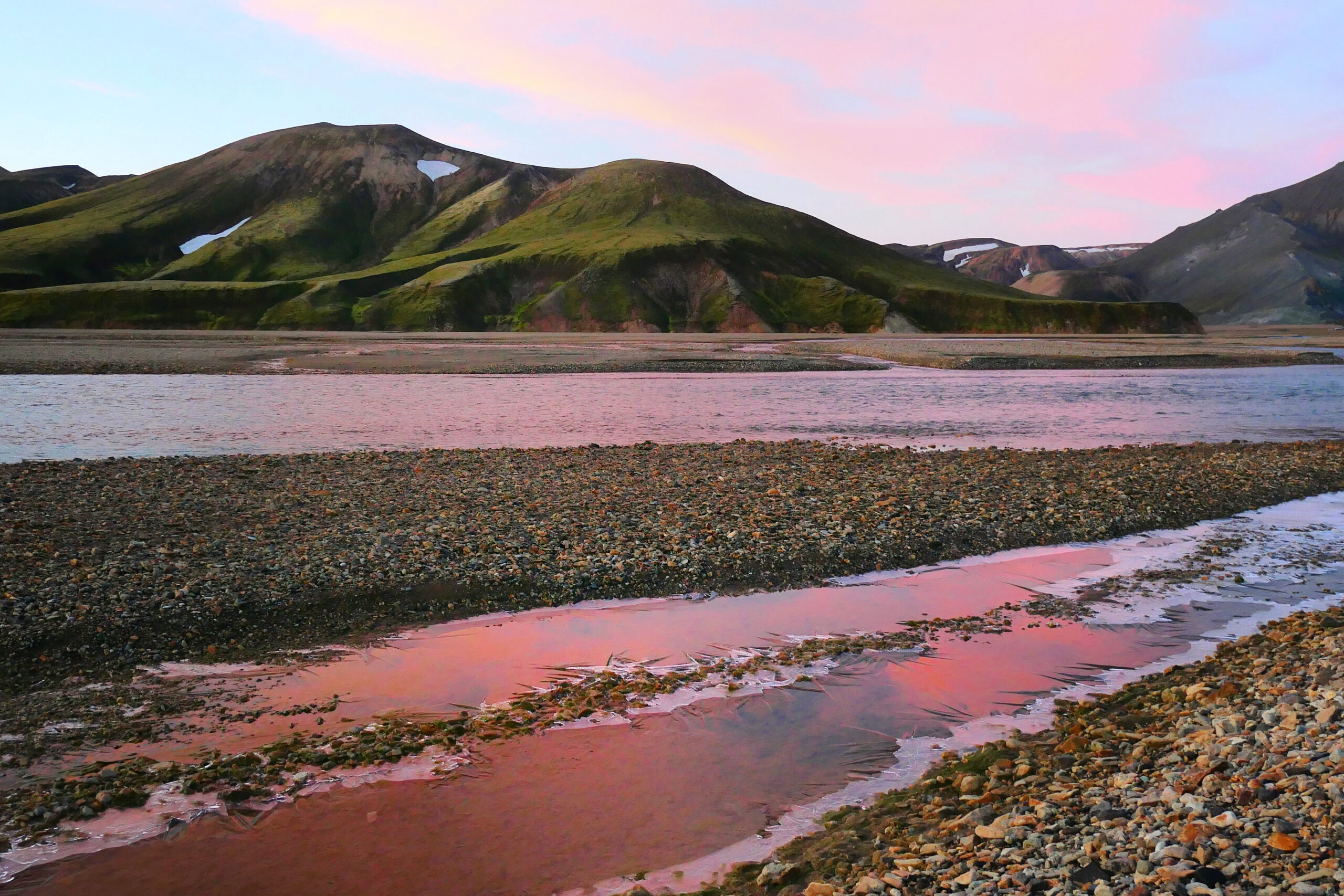 Lever de soleil glacial sur un paysage au cœur de l'Islande dans le Landmannalaugar