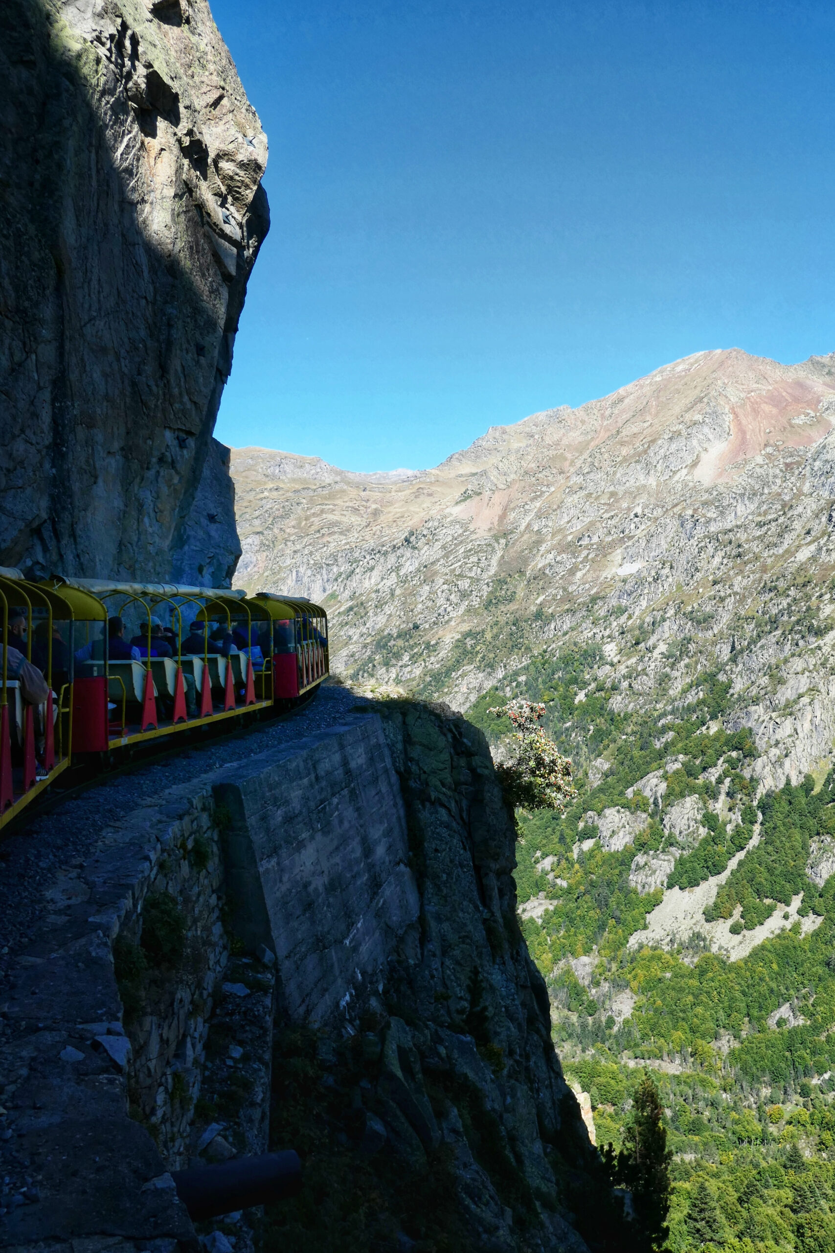 Le petit train d'Artouste dans les Pyrénées, circulant à flanc de falaise, offrant une vue spectaculaire.