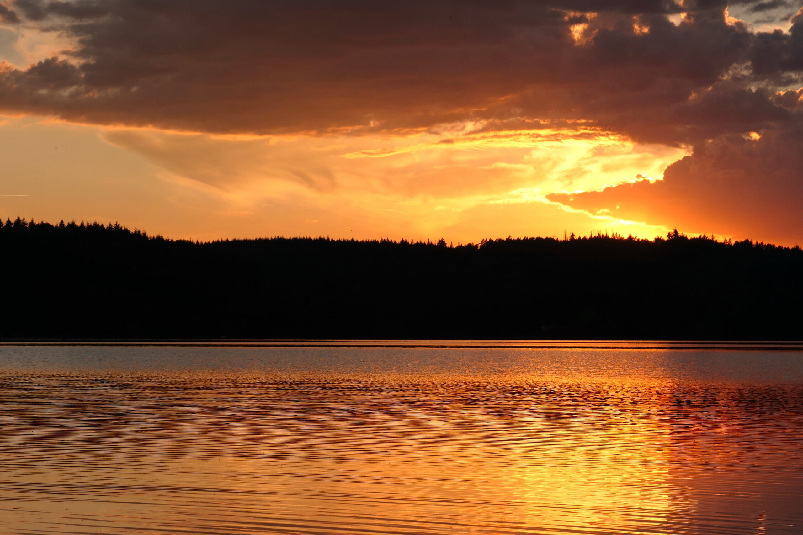 Coucher de soleil sur le lac de Triouzoune un soir de bivouac