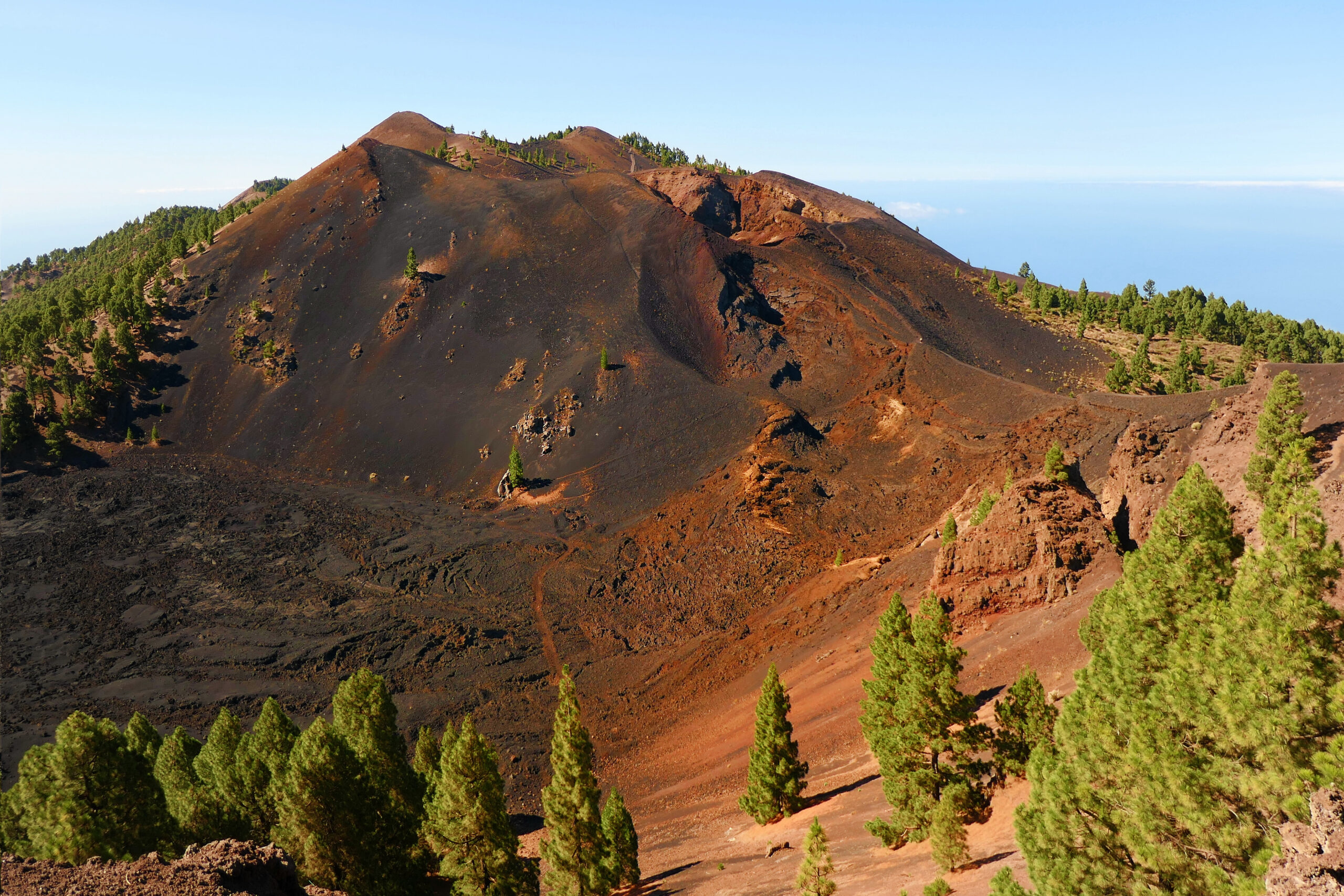 Volcan actif sur l'île de La Palma, aux Canaries, entouré de paysages volcaniques typiques.