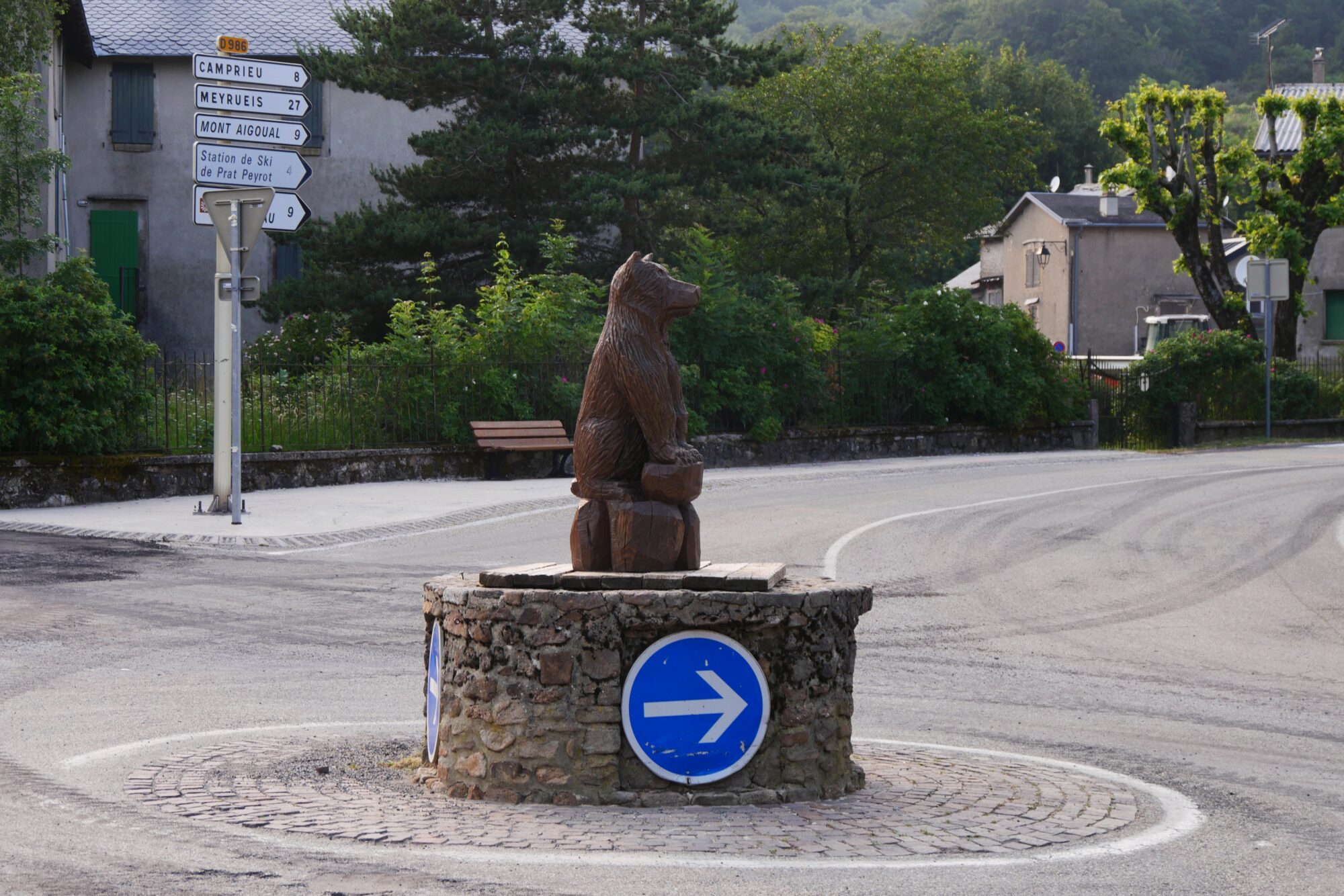 ours-rond-point-esperou