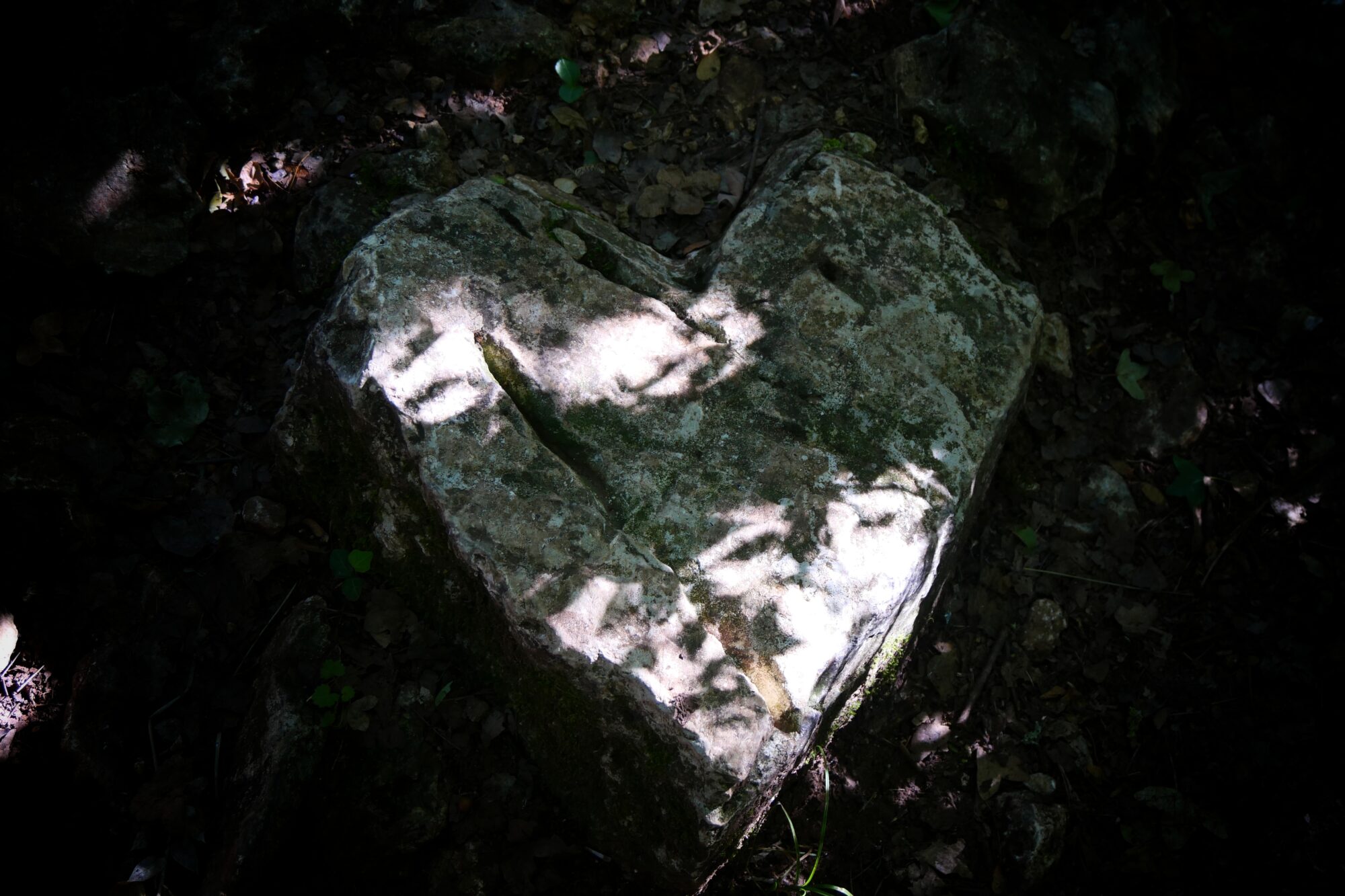 pierre-forme-coeur-sentier-saint-guilhem
