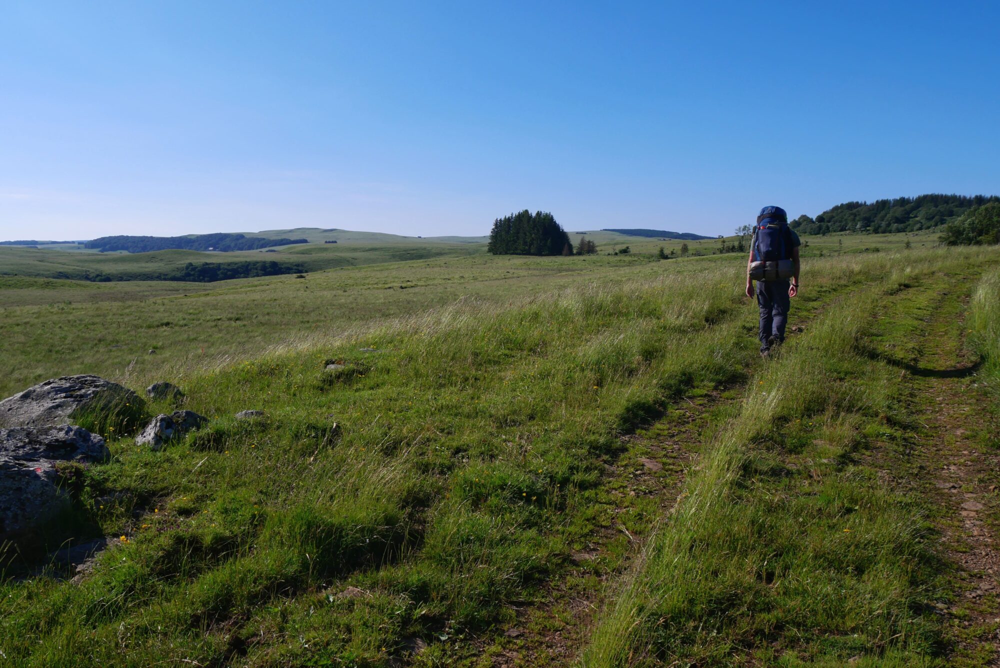 personne-sur-sentier-aubrac