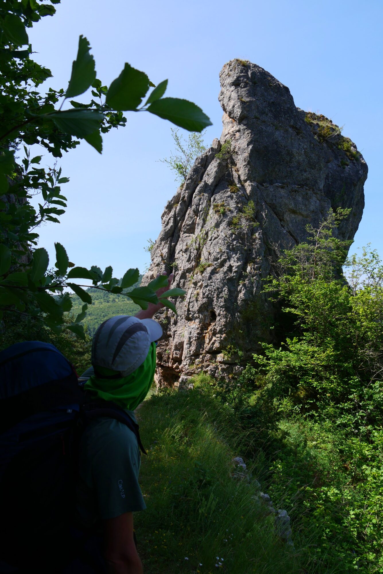 personne-devant-rocher-chemin-saint-guilhem