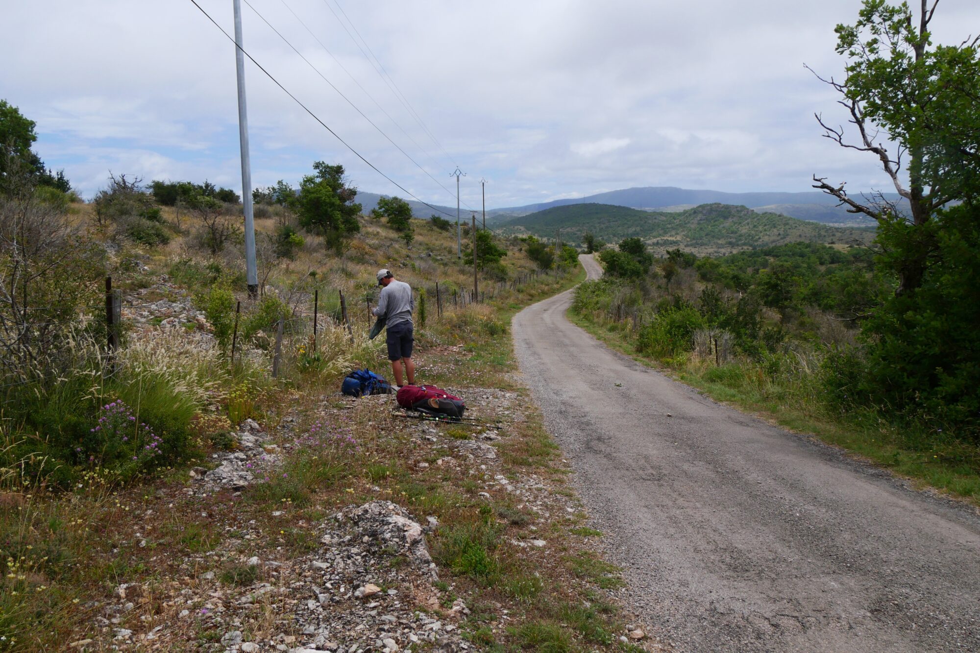 randonneur-en-pause-le-long-d-une-route