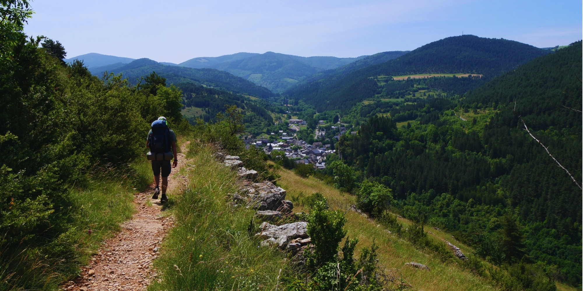 randonneur-sentier-vue-sur-meyrueis