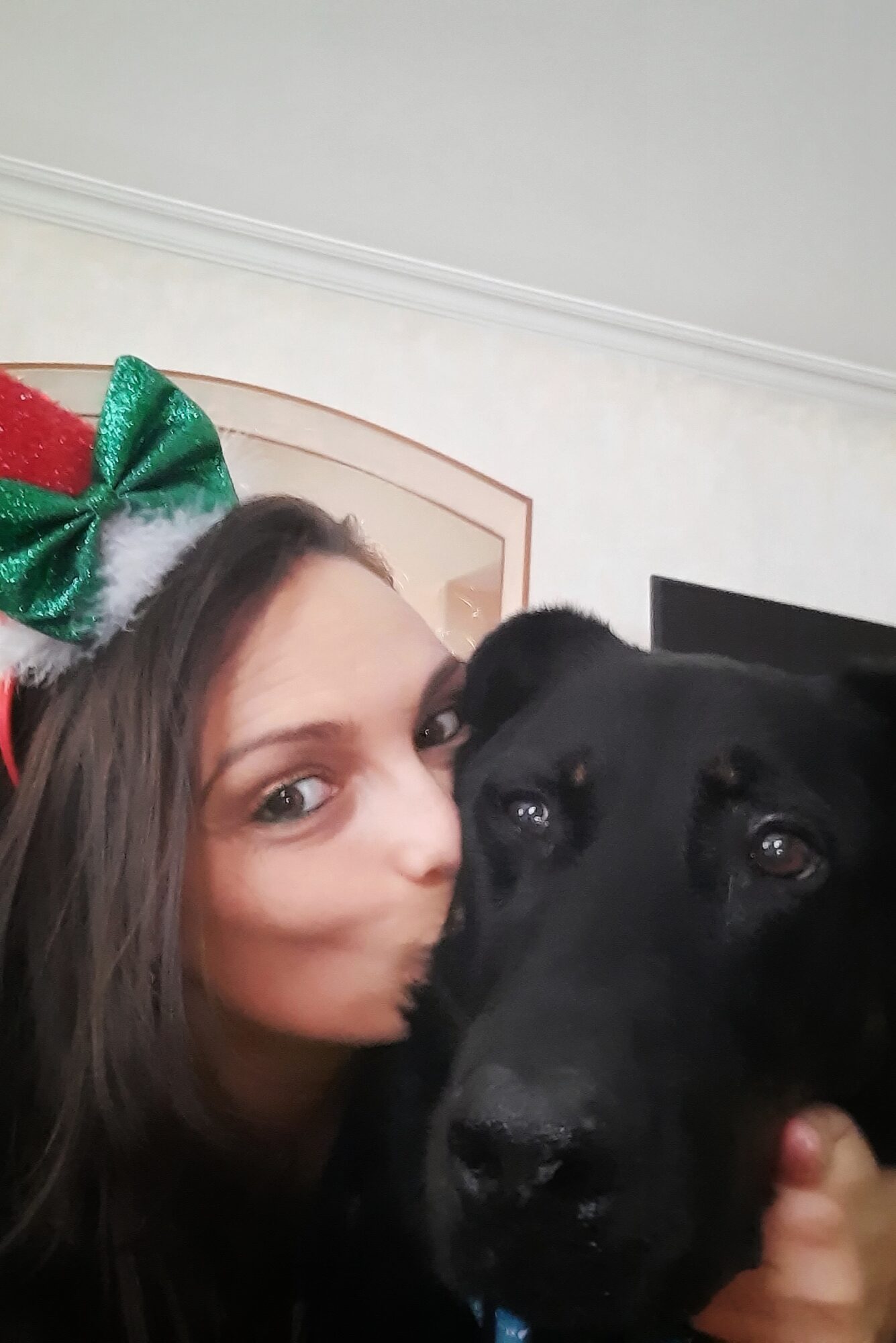 Femme embrassant son chien le jour de Noël