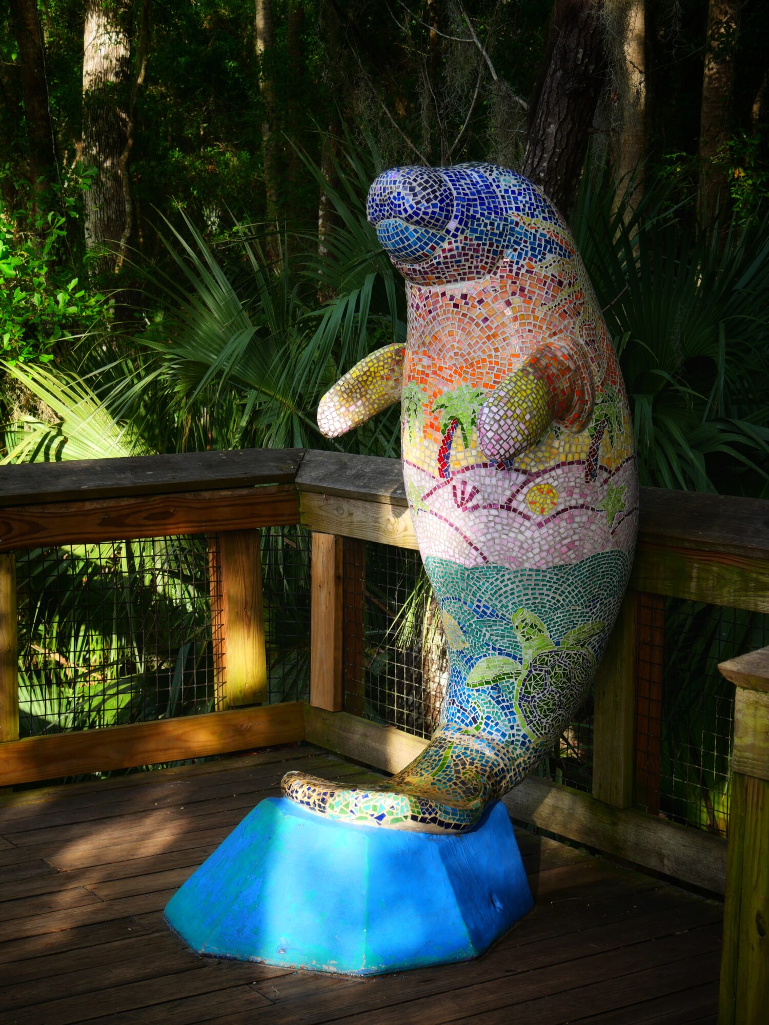 Sculpture réaliste de lamantin dans le parc de Blue Spring State Park en Floride