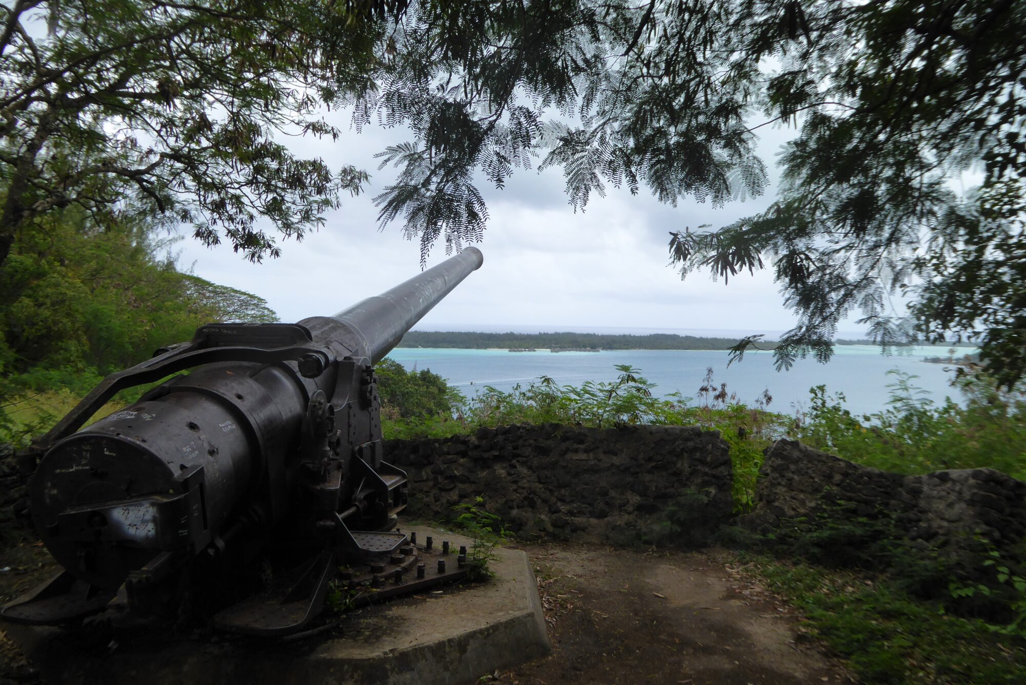 Randonnée canons américains et vue sur le lagon de Bora Bora — Polynésie française Collage de la randonnée aux canons américains de la Seconde Guerre mondiale à Bora Bora : sentier verdoyant, canon historique et vue panoramique sur le lagon turquoise, Polynésie française