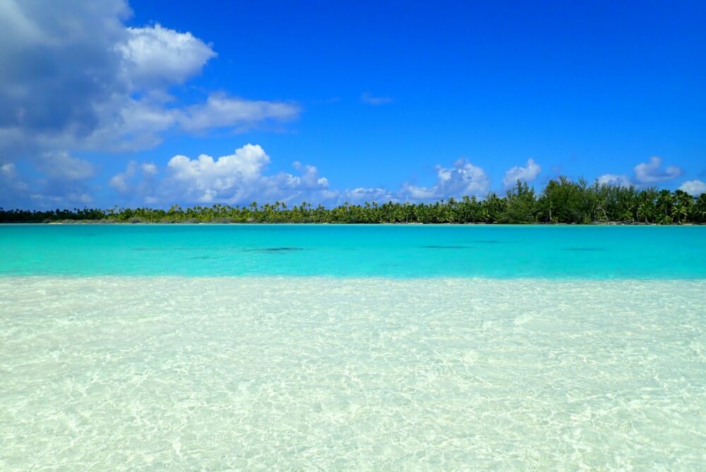 Lagon bleu aux eaux cristallines à la Passe Nord de Fakarava, Polynésie française