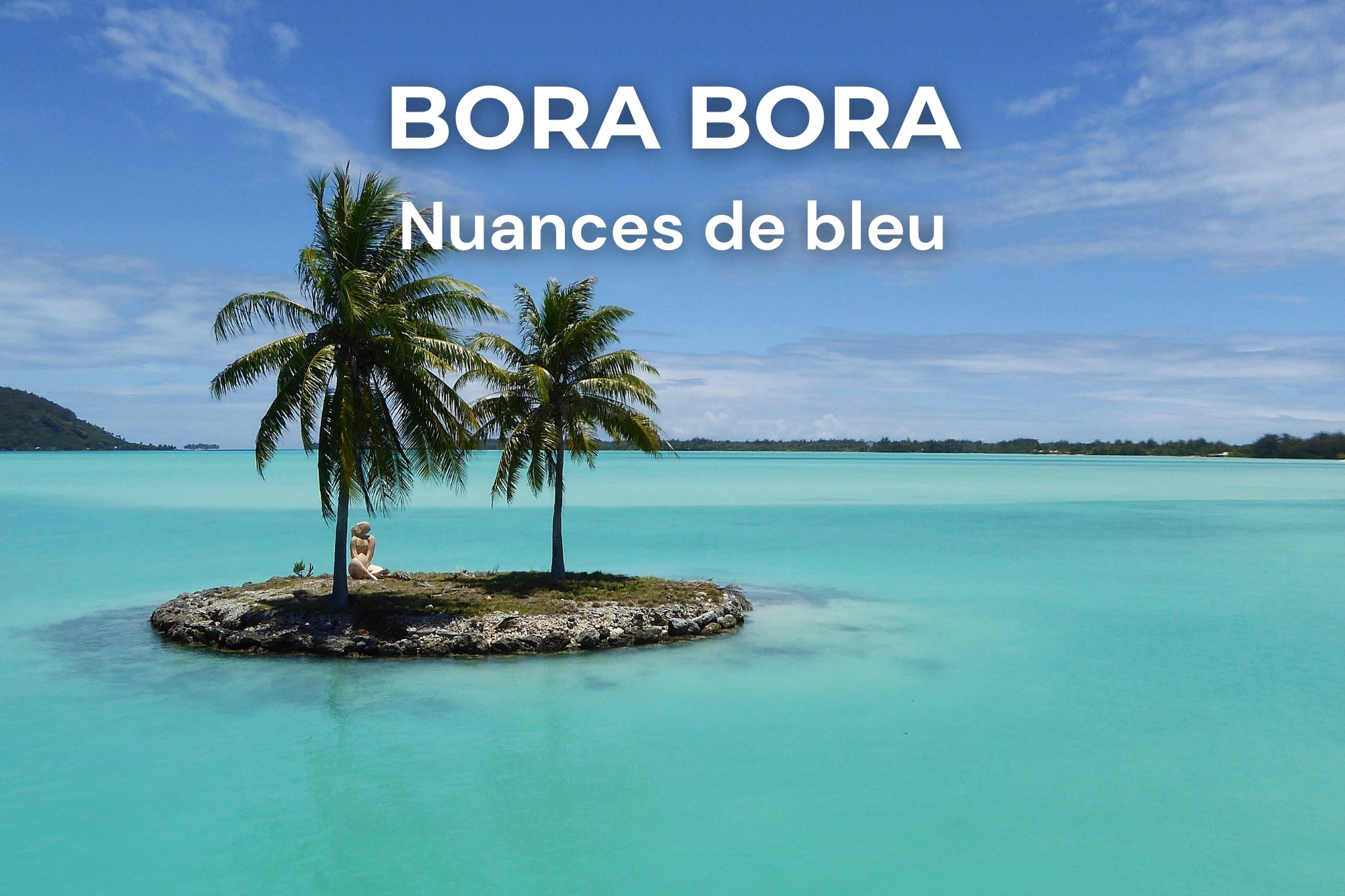 Statue sur un petit îlot de corail entouré du lagon turquoise aux nuances de bleu incroyables de Bora Bora, Polynésie française