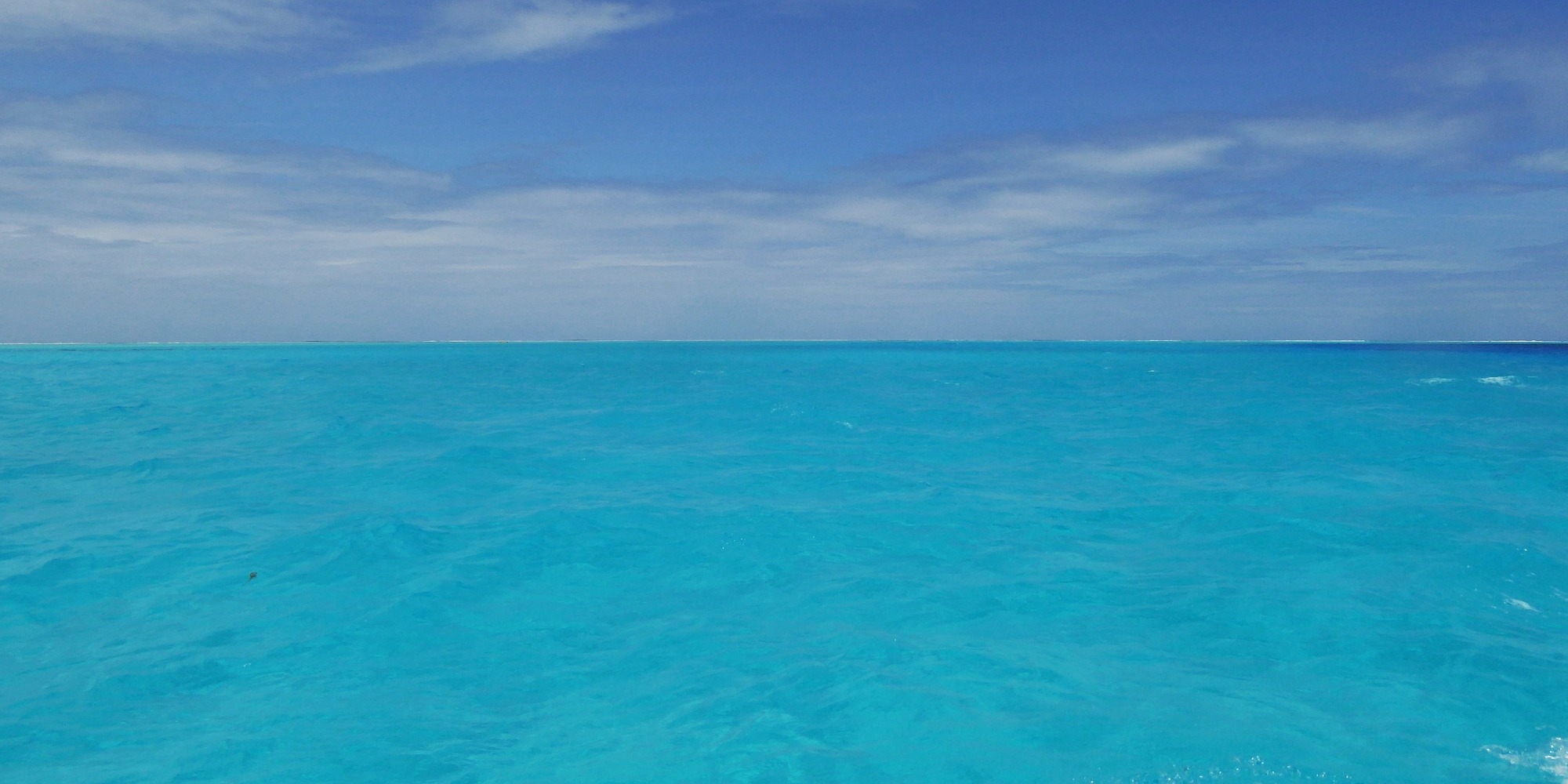 Lagon turquoise de Bora Bora à perte de vue — Polynésie française Lagon turquoise d'une incroyable intensité à perte de vue sous un ciel bleu, Bora Bora, Polynésie française