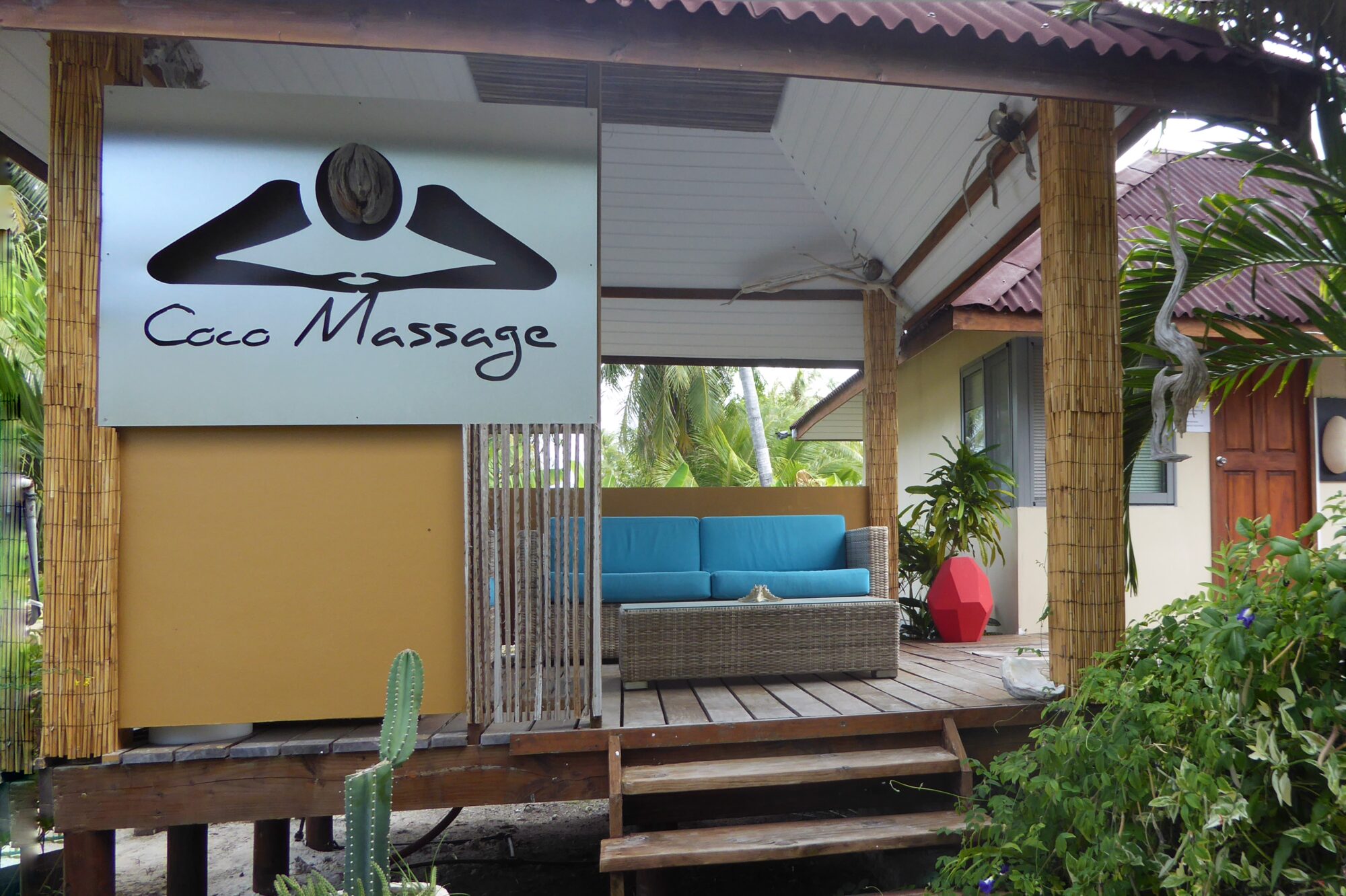 Enseigne Coco Massage au Havaiki Lodge, Fakarava Polynésie française