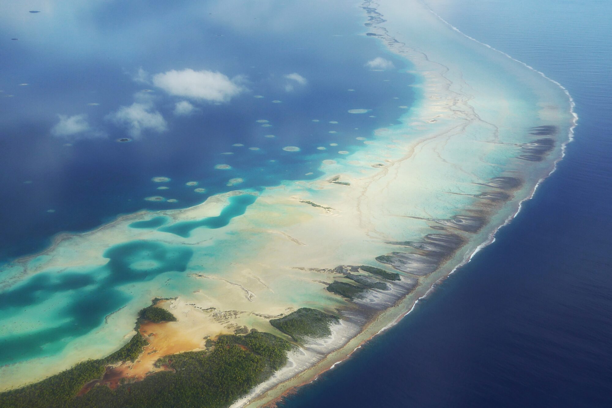 Vue aérienne de l'atoll de Fakarava et ses lagons multicolores, Tuamotu Polynésie française