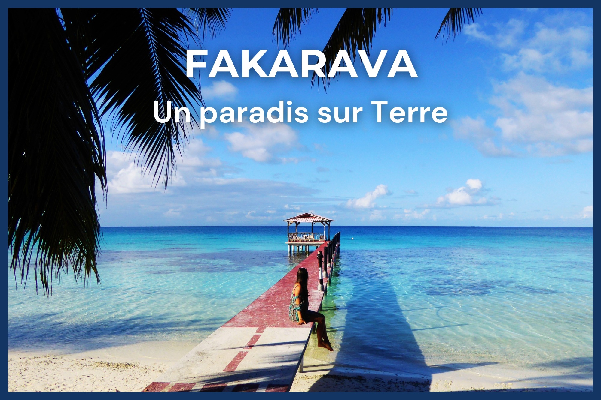 Silhouette assise sur le ponton rouge de la pension Vaiama face au lagon turquoise de Fakarava, cocotiers en cadre, Polynésie française
