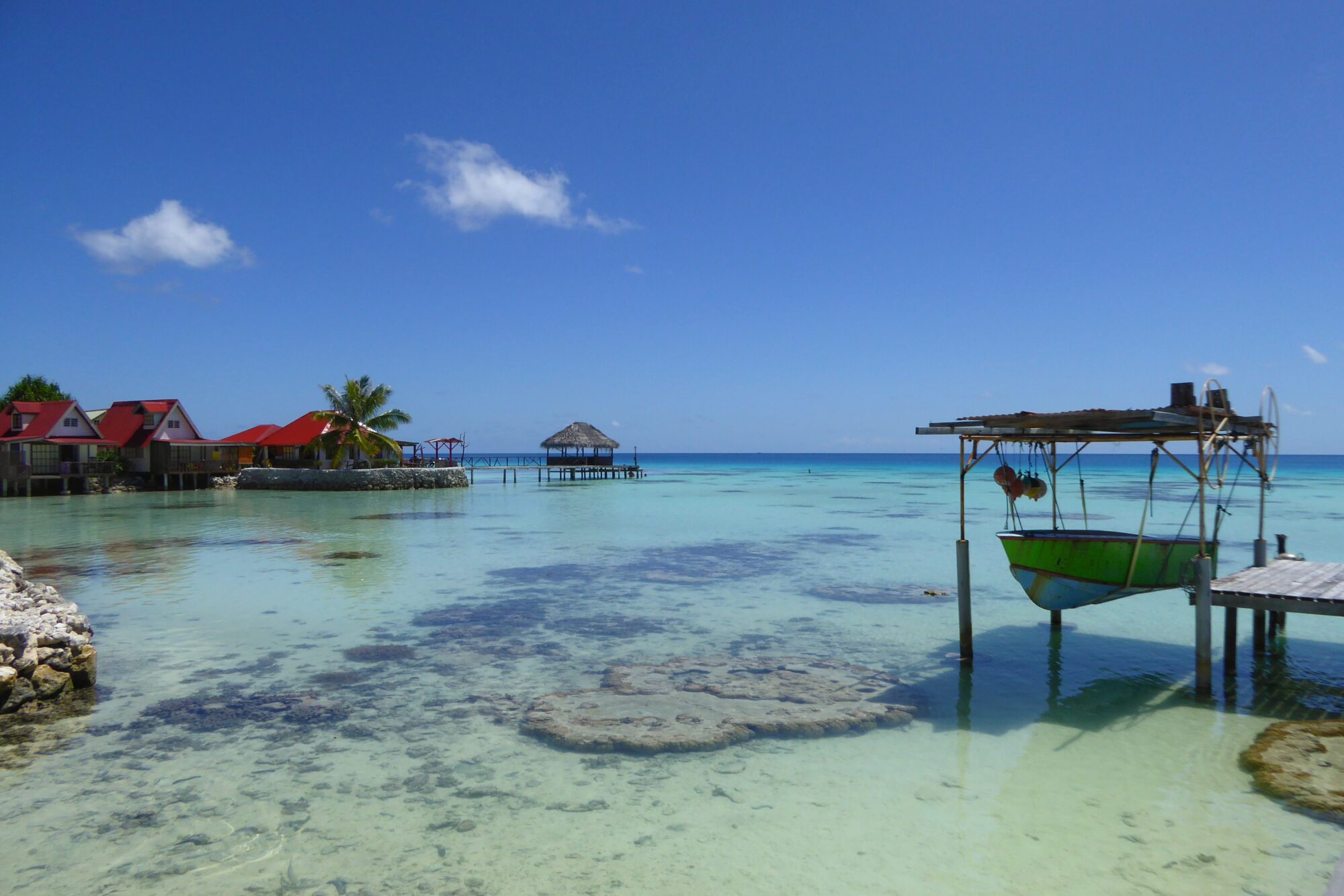 Snack en bord de lagon turquoise avec bungalows colorés, Fakarava Polynésie française