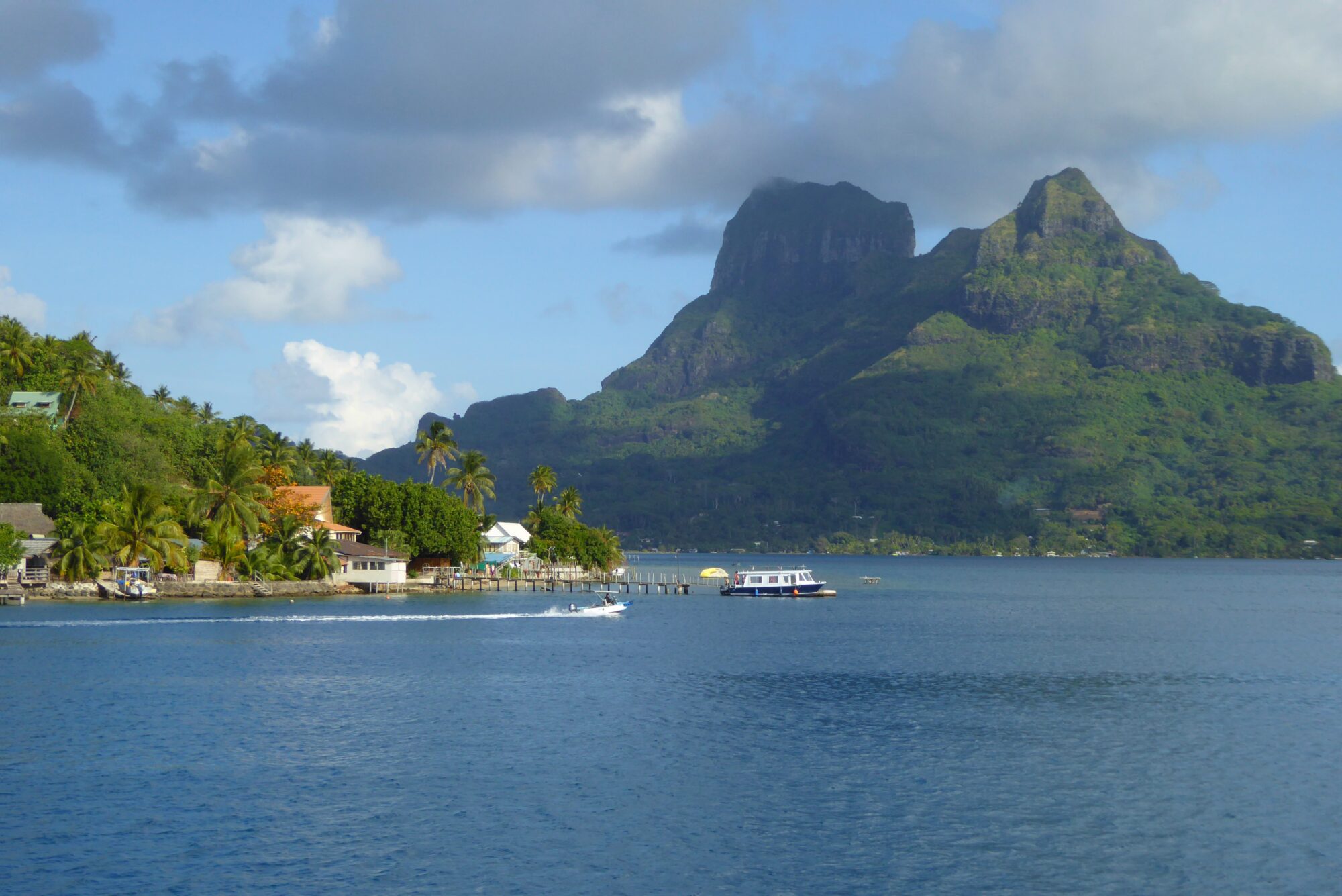 Mont Otemanu dominant le port de Vaitape — Bora Bora, Polynésie française Vue sur le mont Otemanu dominant le port de Vaitape avec des bateaux sur le lagon bleu, Bora Bora, Polynésie française