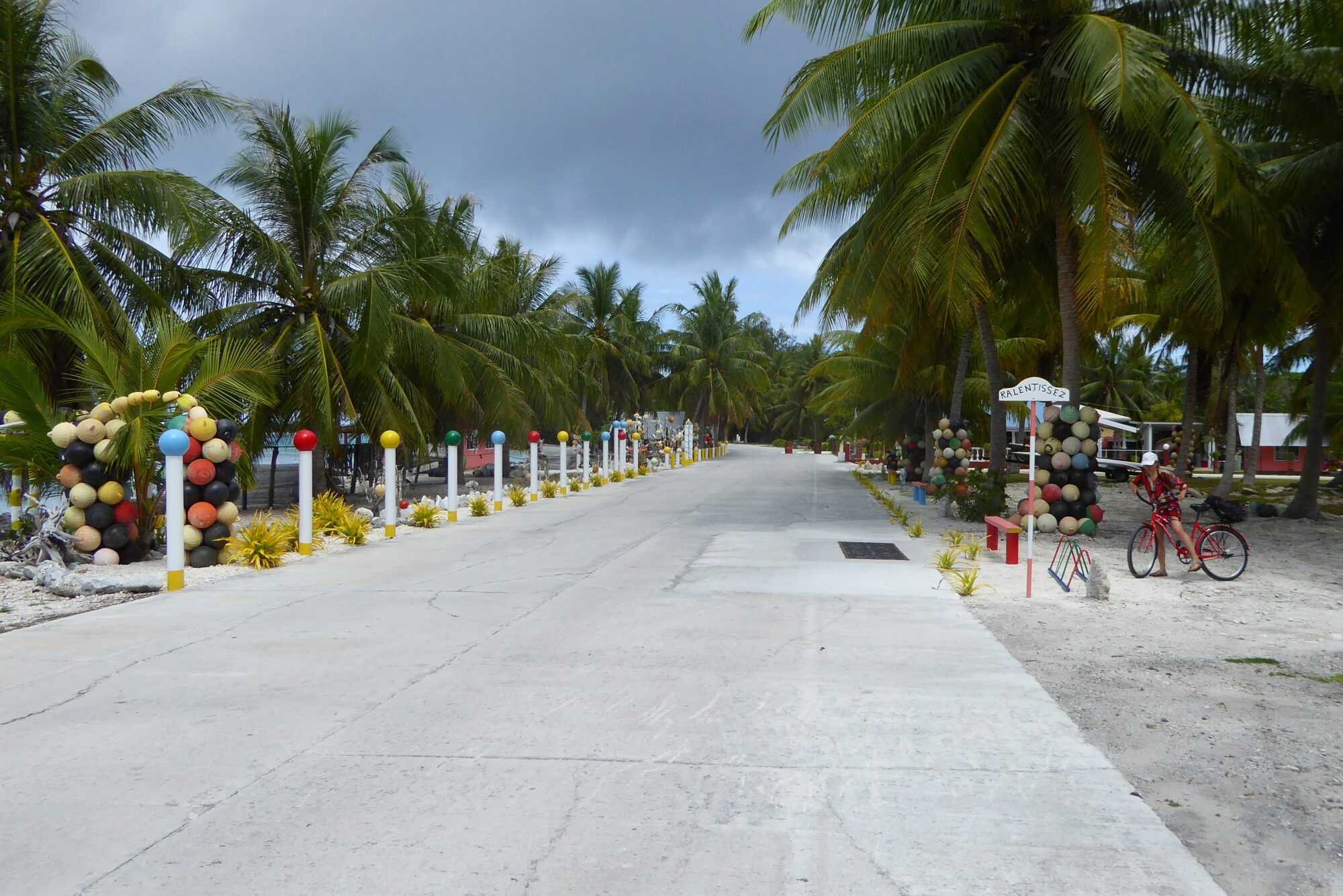 Route bordée de cocotiers et vélo à Rotoava, Fakarava Polynésie française