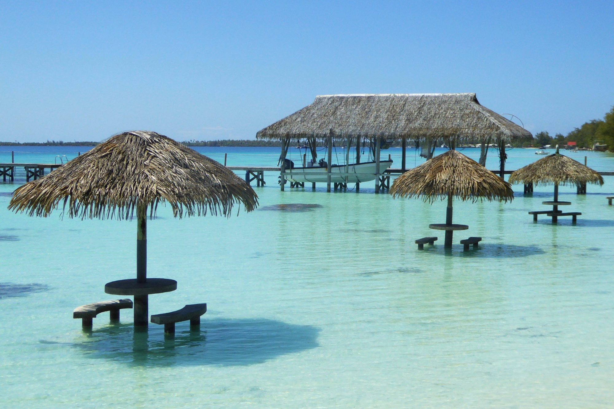 Tables dans l'eau du Snack du Requin Dormeur, Havaiki Lodge Fakarava Polynésie française