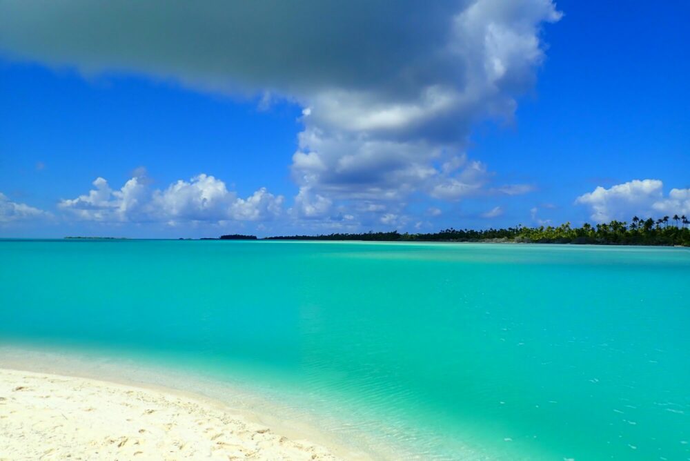 Lagon turquoise intense avec plage de sable blanc, Passe Nord Fakarava Polynésie française