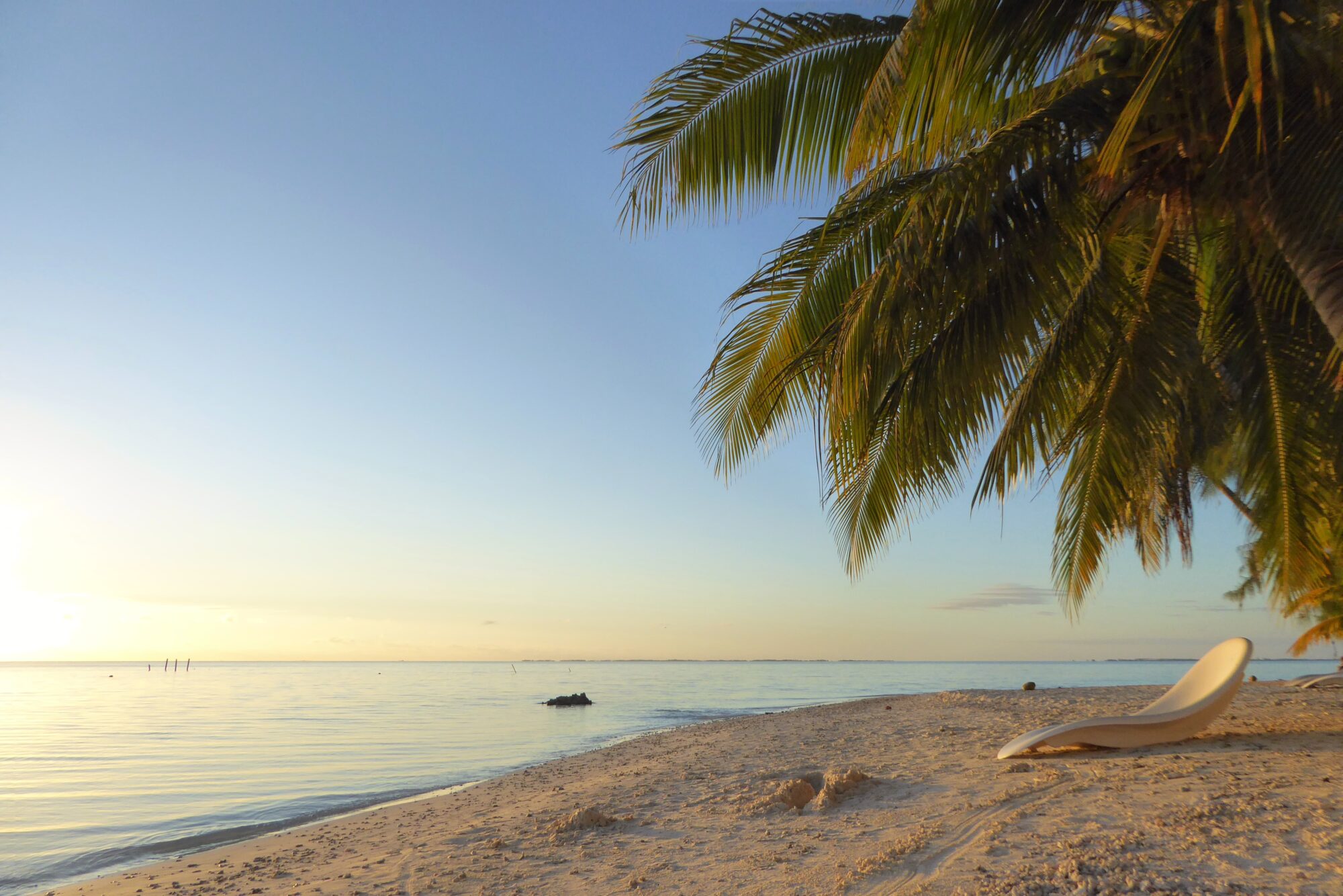 Coucher de soleil doré sur la plage blanche de la pension Vaiama, Fakarava Polynésie française