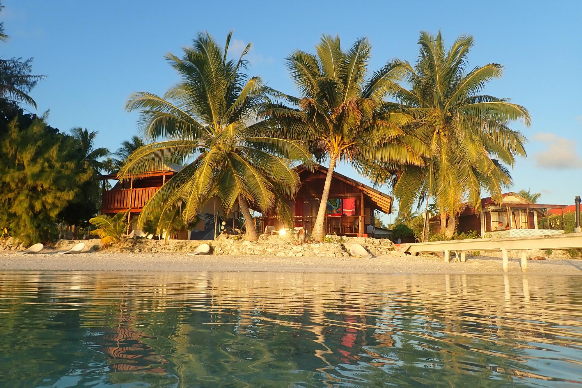 Bungalows de la pension Vaiama vus depuis le lagon au coucher de soleil, Fakarava Polynésie française