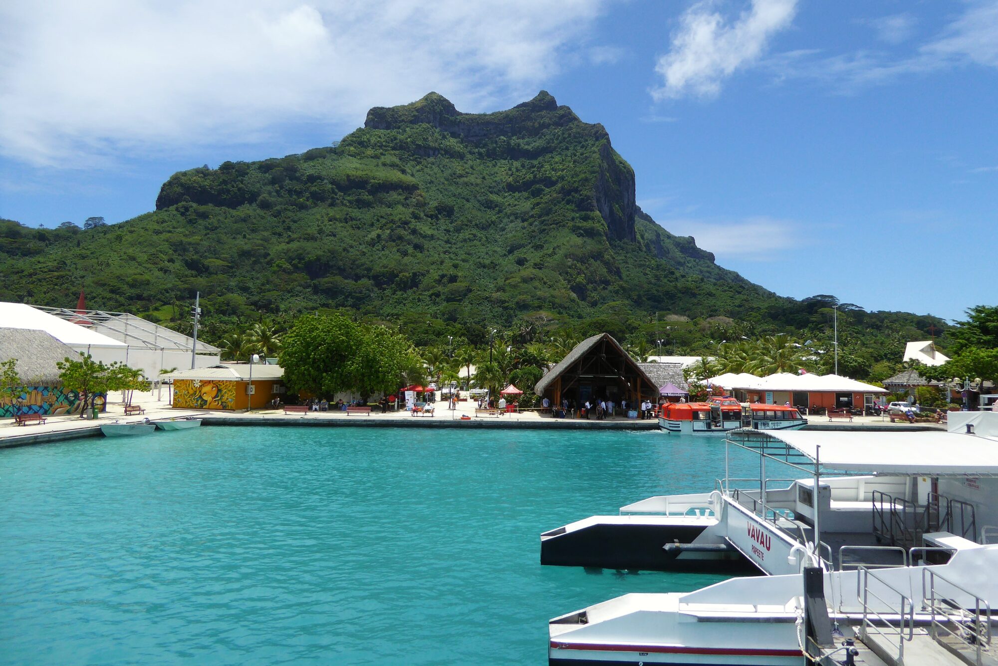 Port de Vaitape et mont Otemanu — Bora Bora, Polynésie française Port de Vaitape avec bateaux amarrés et le mont Otemanu dominant la ville sous un ciel bleu, Bora Bora, Polynésie française