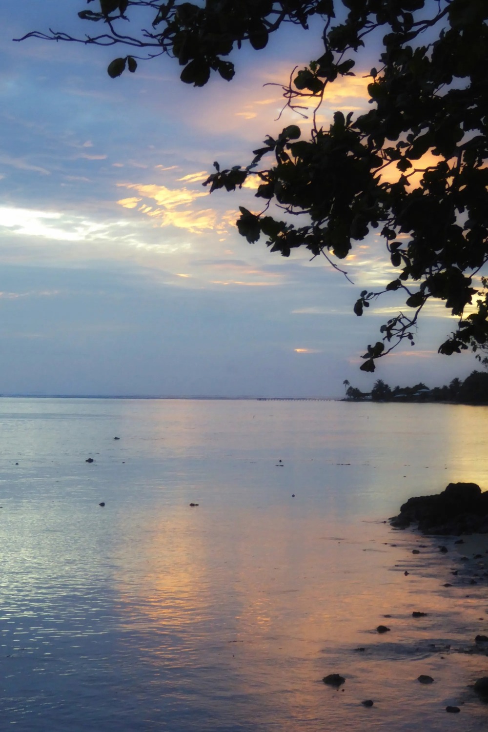 Coucher de soleil rose et mauve sur le lagon de Moorea — Polynésie française