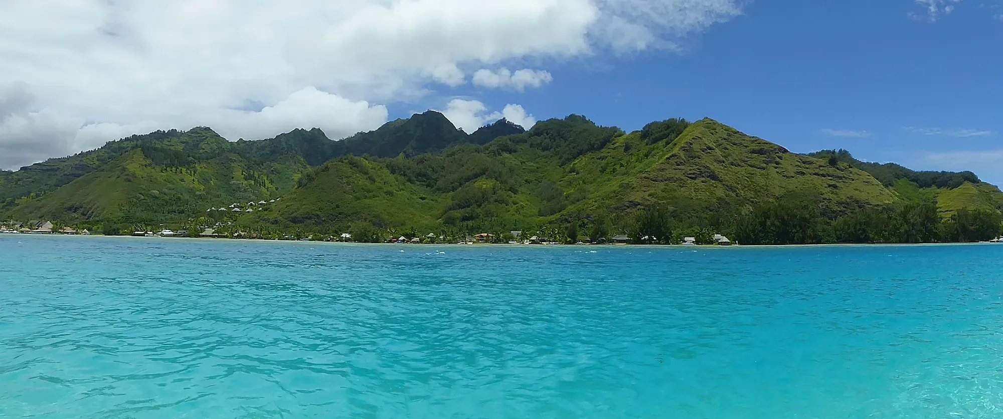 Lagon turquoise et collines verdoyantes de Moorea vus depuis le bateau — Polynésie française Vue panoramique depuis le bateau sur le lagon turquoise et les collines verdoyantes de Moorea, Polynésie française
