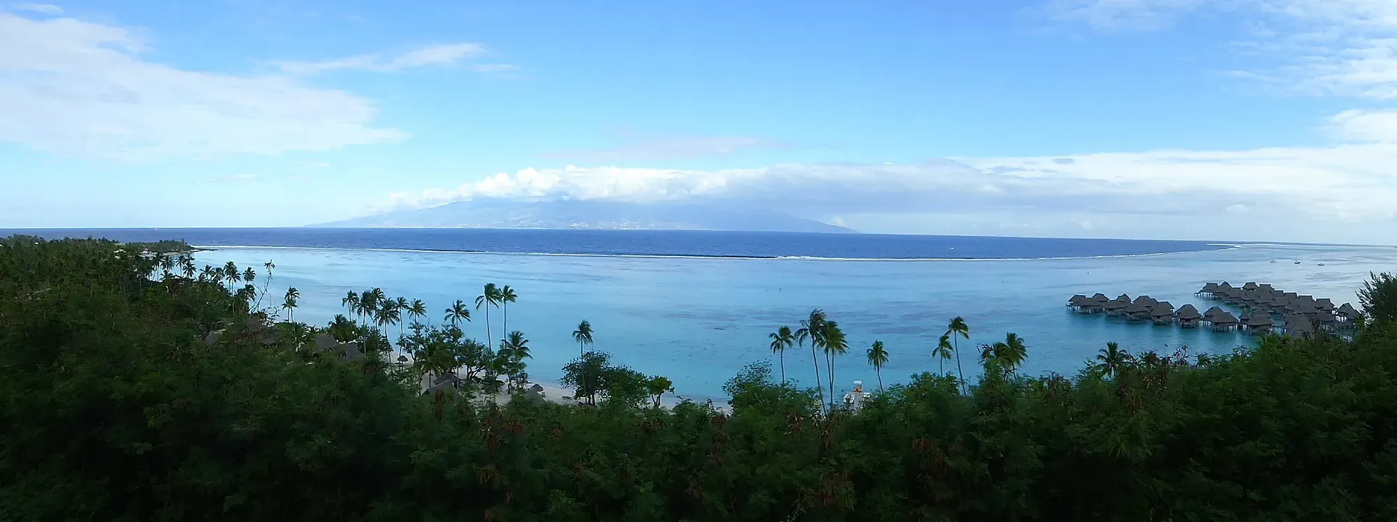 Point de vue To'atea — plage de Temae, Tahiti et bungalows sur pilotis, Moorea Vue panoramique depuis le point de vue To'atea sur la plage de Temae, l'île de Tahiti en face et les bungalows sur pilotis du Sofitel, Moorea, Polynésie française