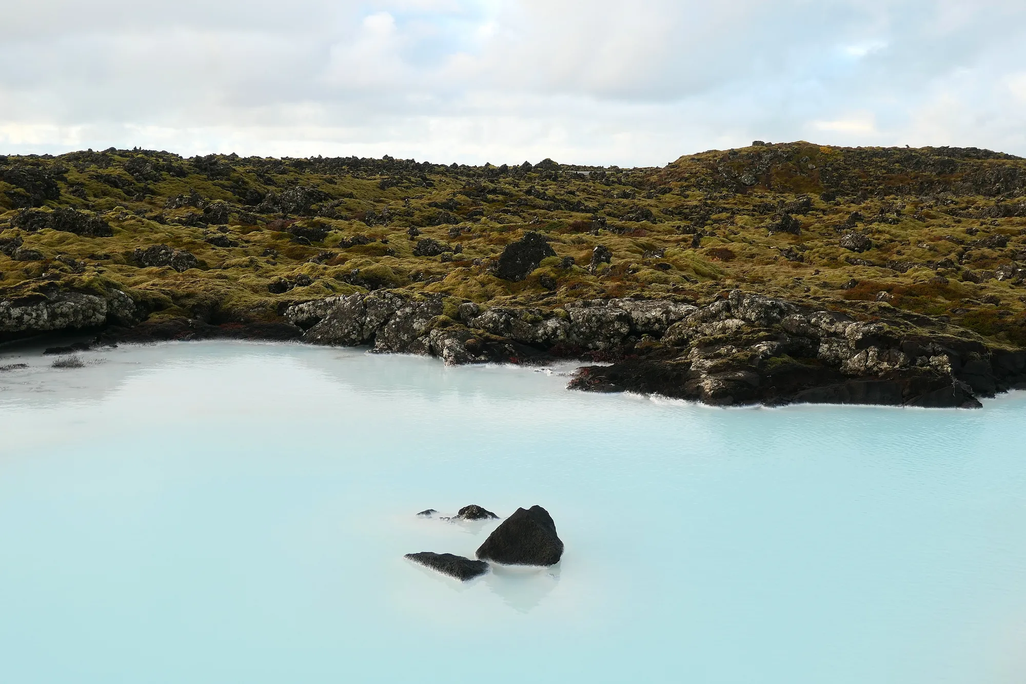 Les eaux turquoise du Blue Lagoon en Islande Blue Lagoon eau turquoise laiteuse rochers lave Islande