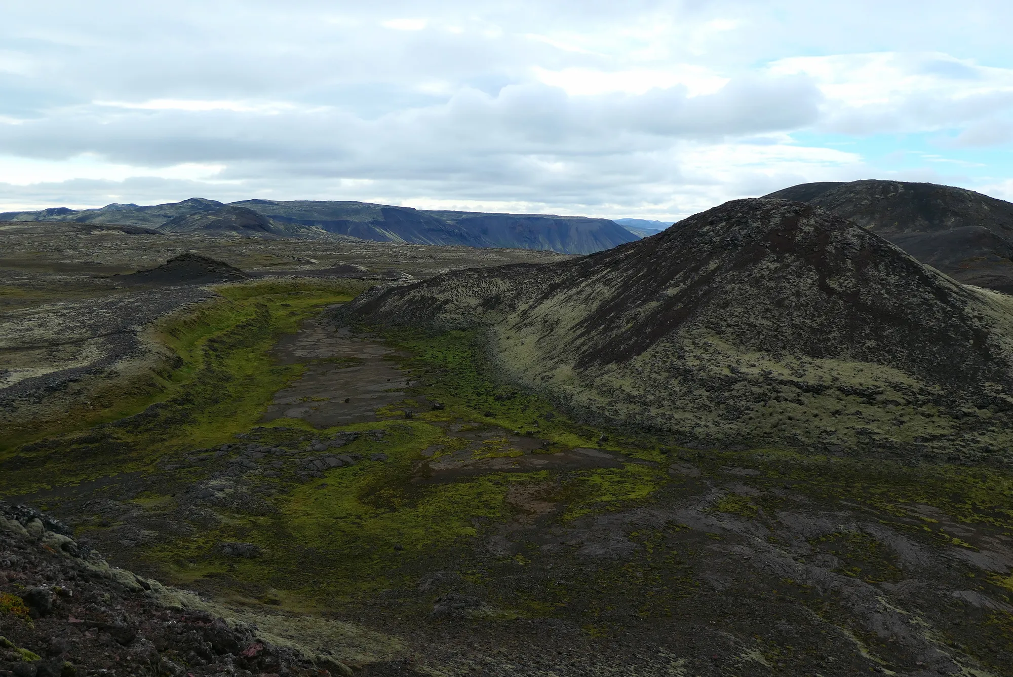Cratère volcanique verdoyant sur la péninsule de Reykjanes Cratère volcanique mousse verte péninsule Reykjanes Islande
