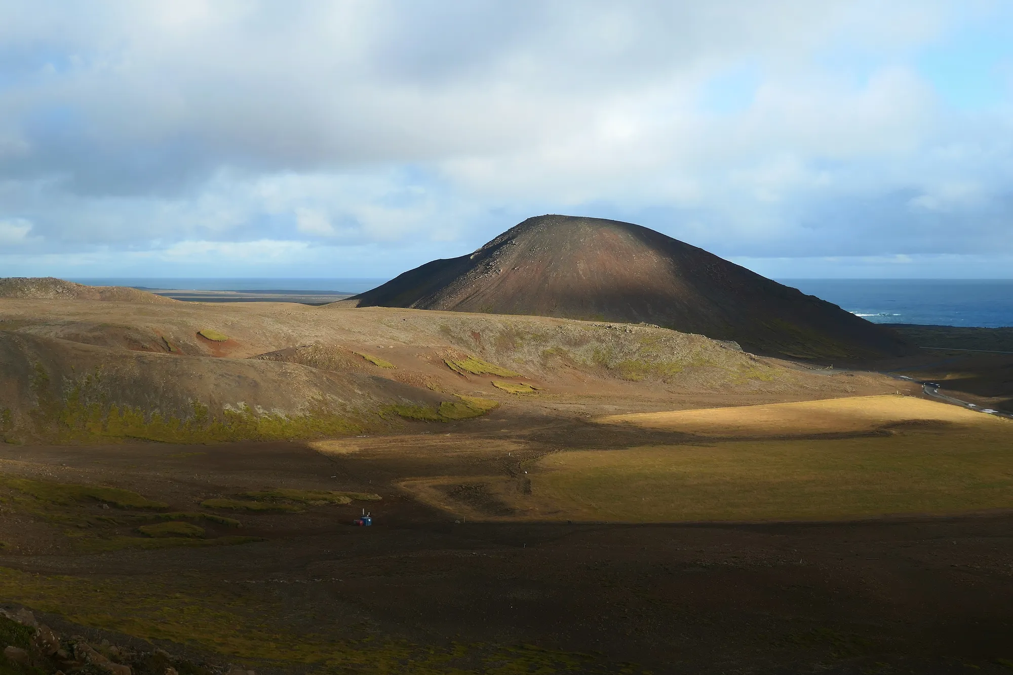 Cône volcanique sur la péninsule de Reykjanes Cône volcanique paysage océan Reykjanes Islande