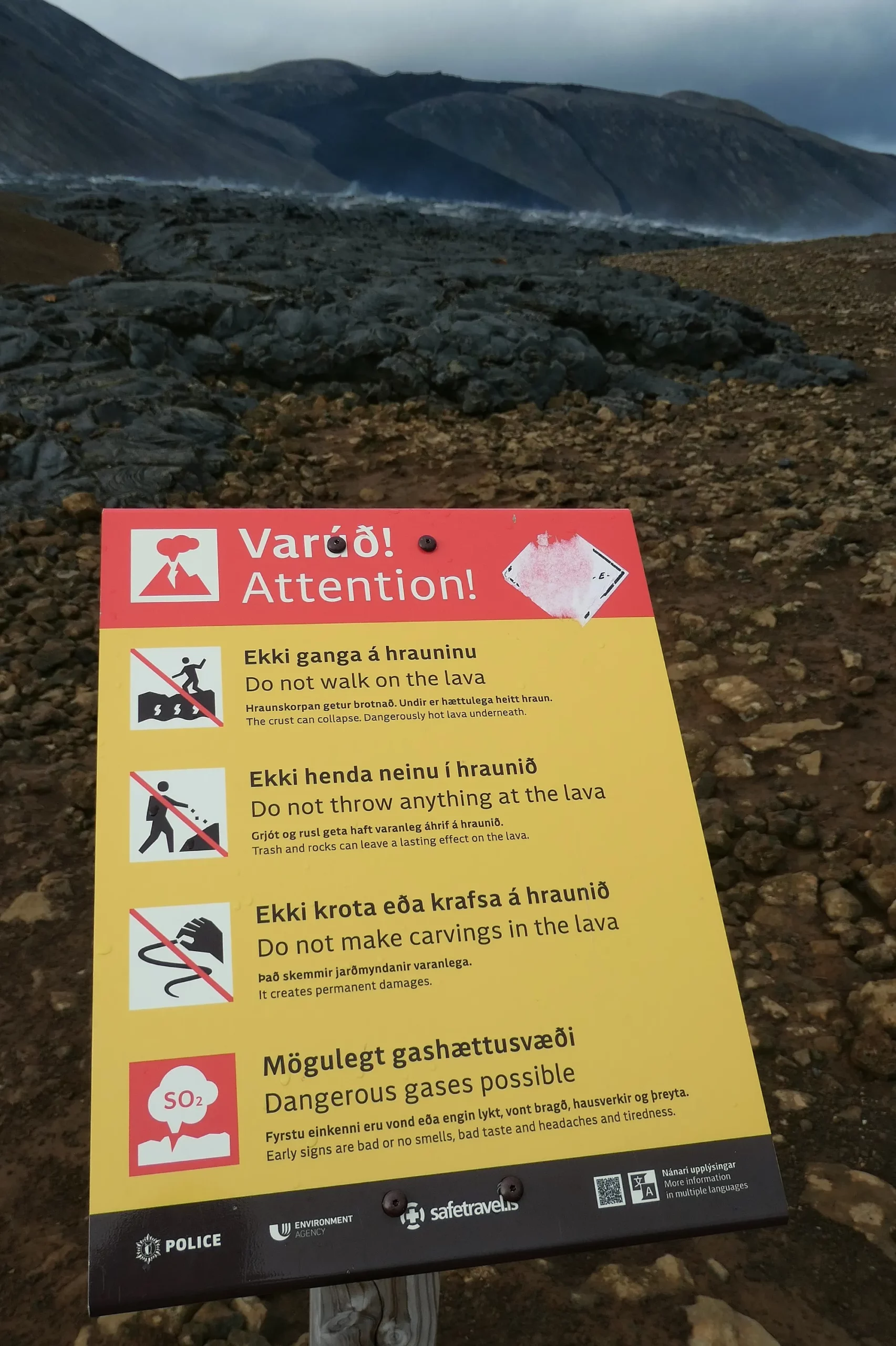 Panneau de sécurité près de la coulée de lave en Islande Panneau avertissement danger lave volcan Islande