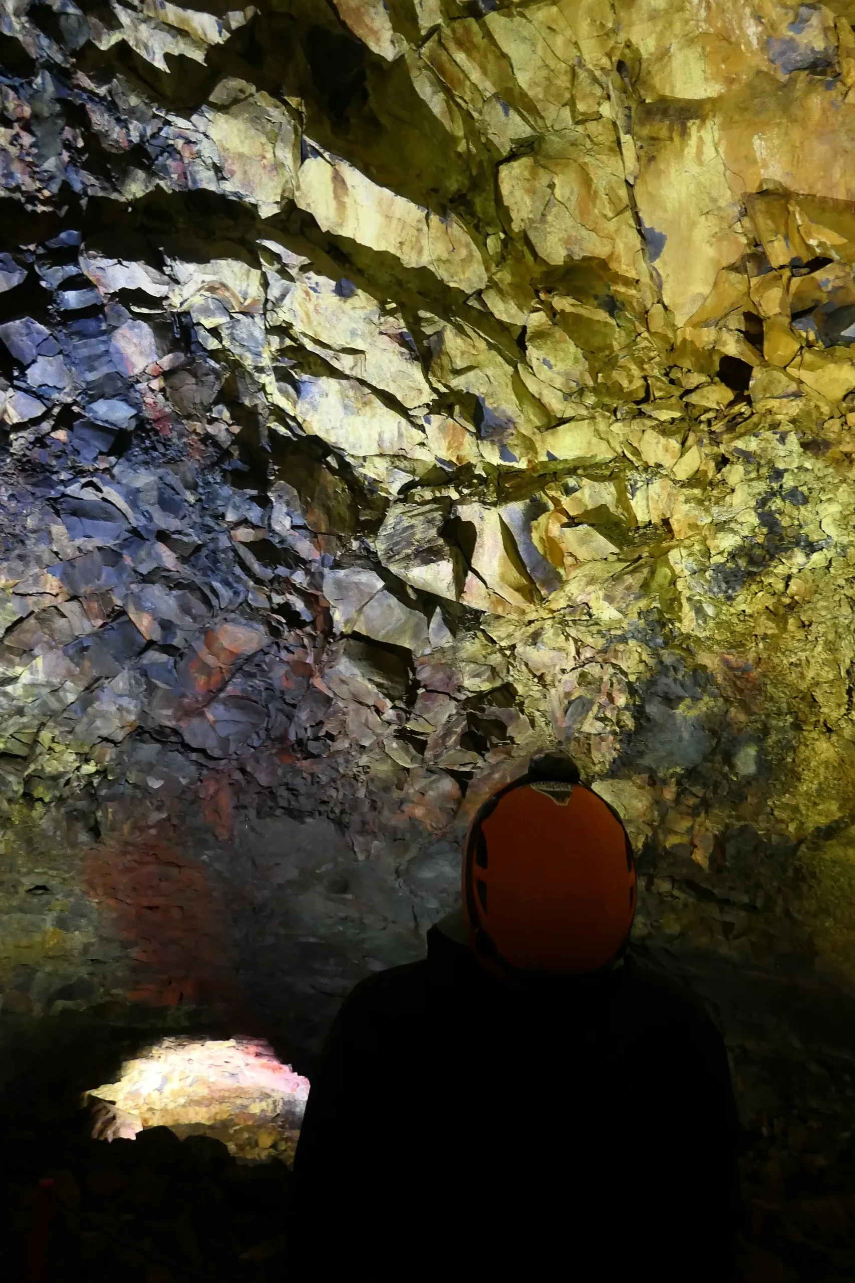 Visite guidée à l'intérieur du volcan Þríhnúkagígur Visiteur casque chambre magmatique volcan Þríhnúkagígur Islande