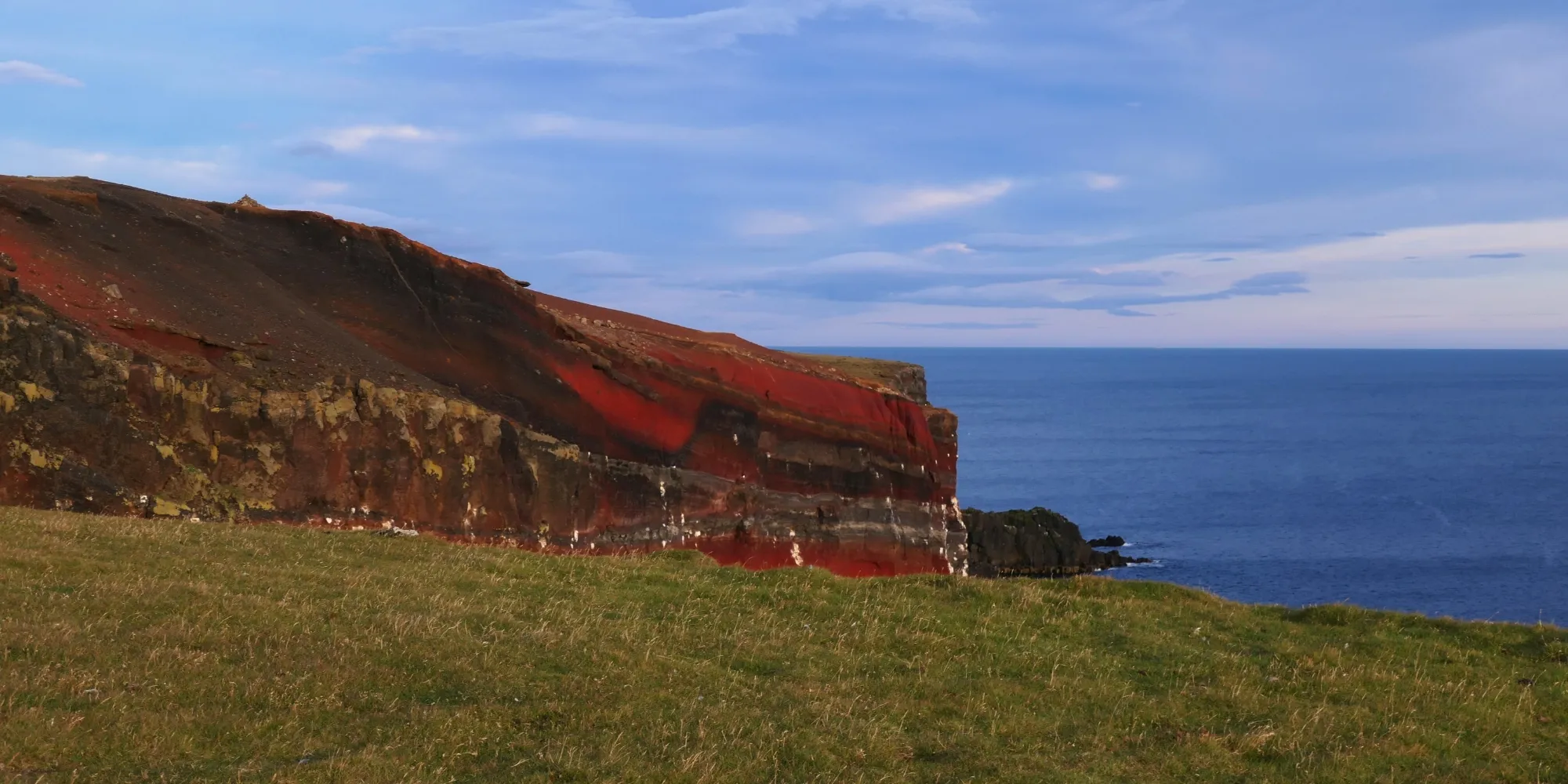 Falaise rouge de Krýsuvíkurberg face à l'océan Falaise rouge Krýsuvíkurberg océan Islande