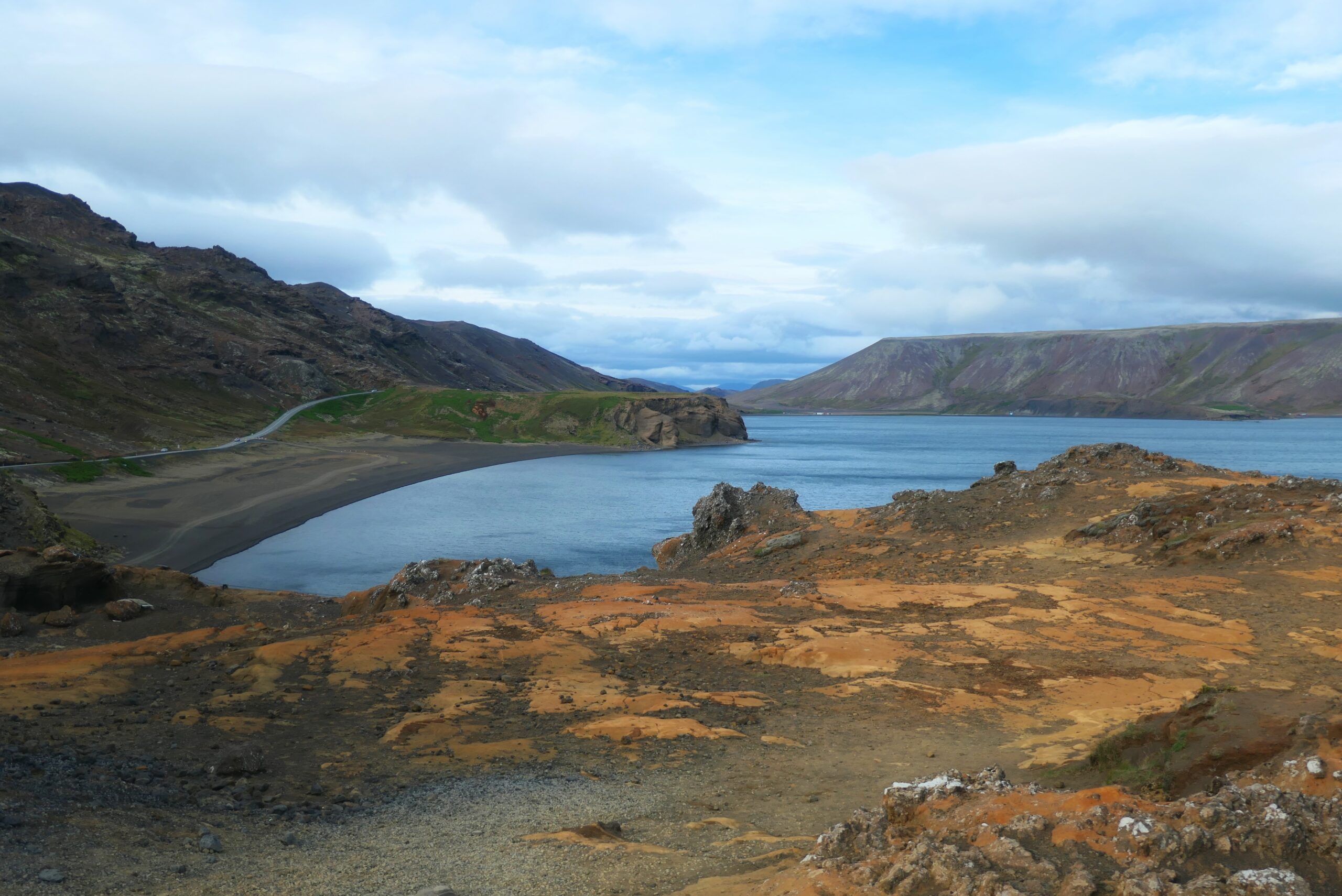 Route côtière de la péninsule de Reykjanes Route côtière baie sol volcanique orange Reykjanes Islande