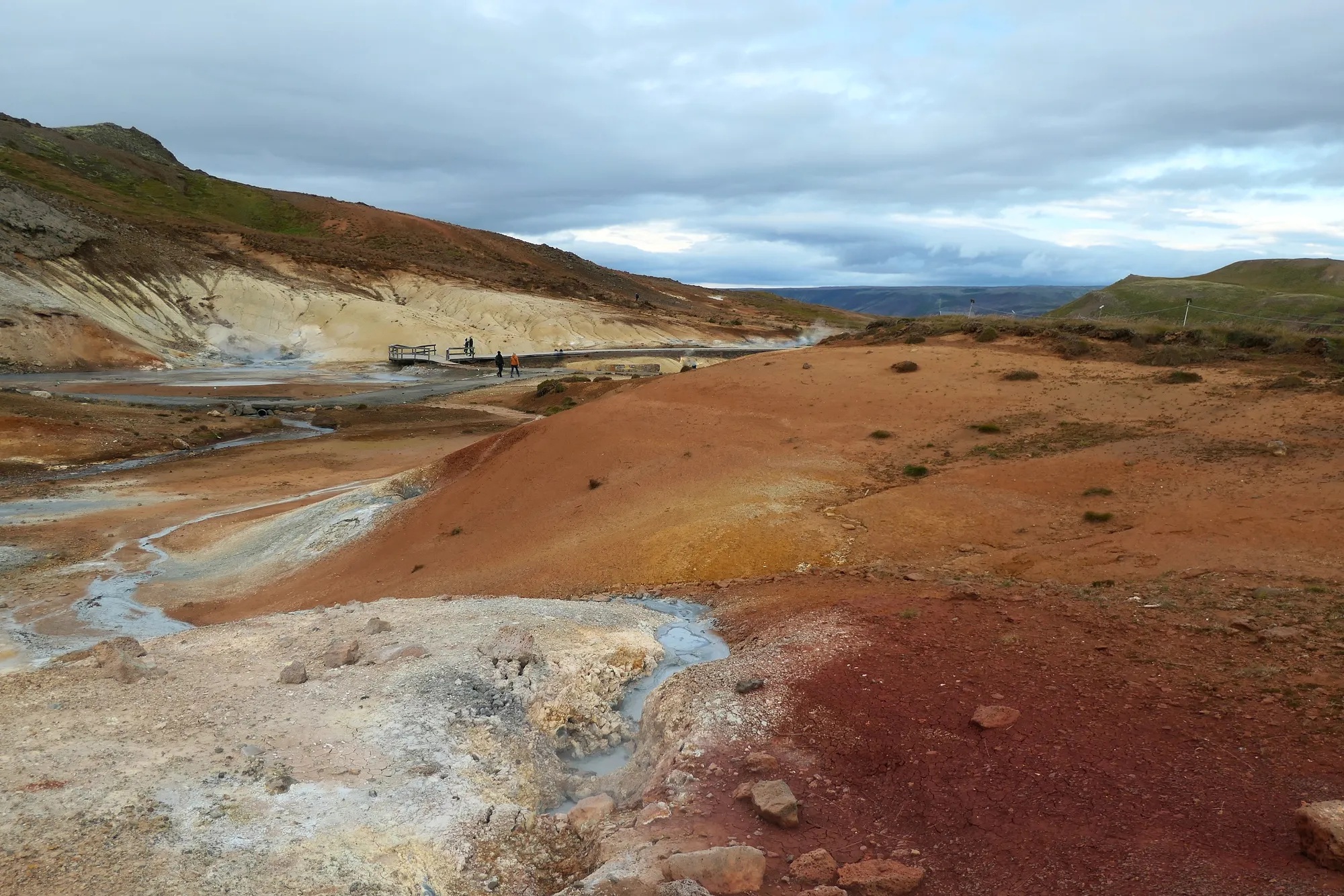 Passerelle et visiteurs au site de Seltún Passerelle visiteurs site géothermique Seltún Islande